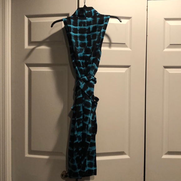 Sleeveless printed dress with front tie - Picture 2 of 3
